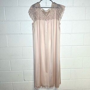 < Vintage Shadowline Pink Lace Trimmed Nightgown >
